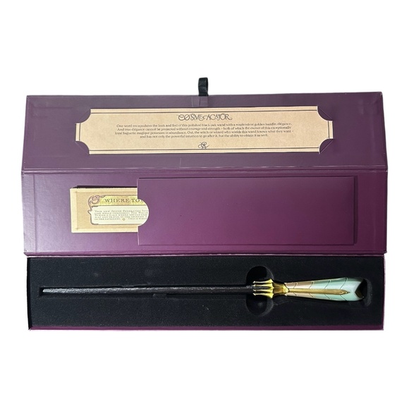 Universal Epic Universe Cosme Acajor Exclusive Interactive Wand - Oak - Picture 1 of 3